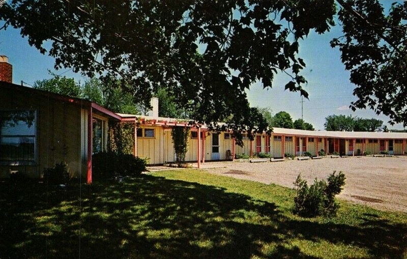 Lapeer Inn (Town & Country, Seatons Motel) - Old Postcard Photo